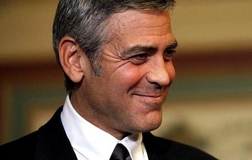 Michelle Pfeiffer fez uma aposta: o solteiro George Clooney ainda vai se casar um dia; mas mais uma vez ele está na pista