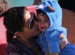 Juliana Paes e o filho Pedro, na praia