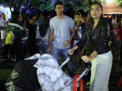Juliana Paes, o filho Pedro e o marido Carlos Eduardo Baptista