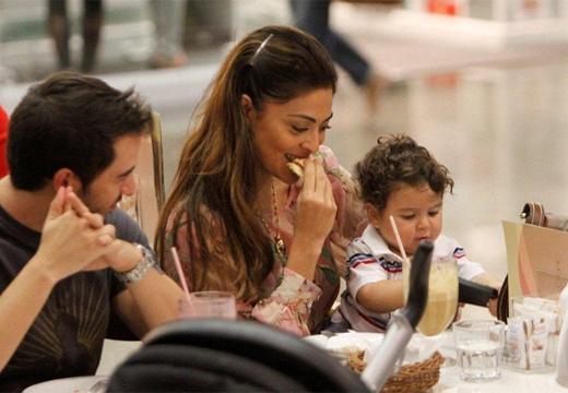 Juliana Paes, o filho Pedro e o marido Carlos Eduardo Baptista
