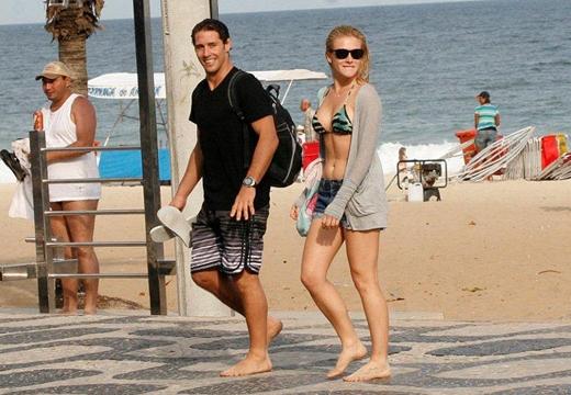 Fiorella Mattheis e Flávio Canto namorando na praia