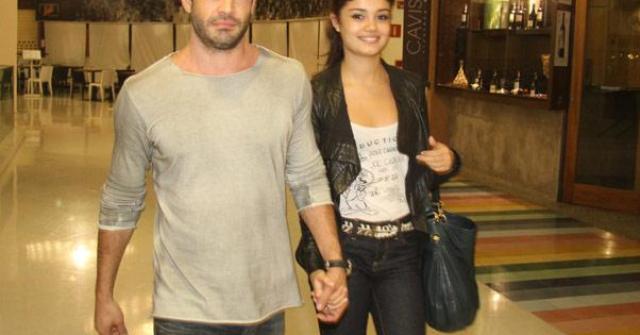 Malvino Salvador e Sophie Charlotte deixam o cinema de mãos dadas