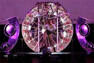 Rihanna faz show sensual em São Paulo