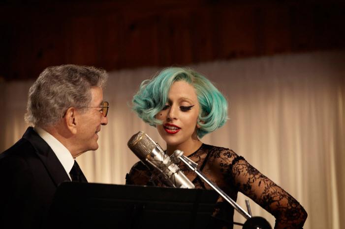 Lady Gaga e Tony Bennett peruca azul