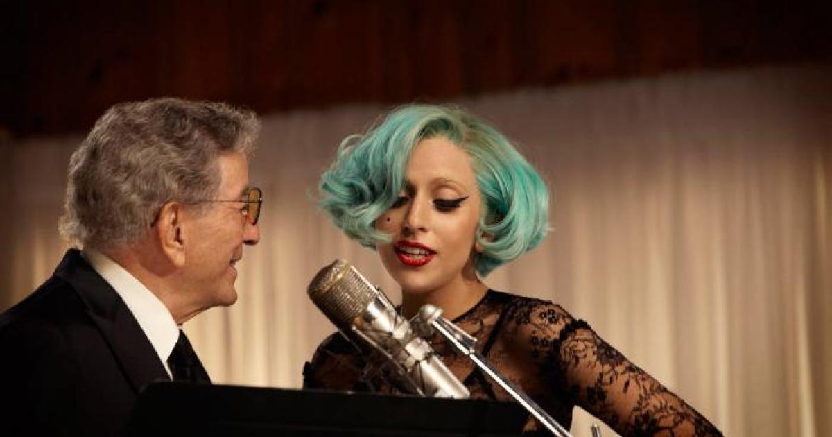 Lady Gaga e Tony Bennett peruca azul