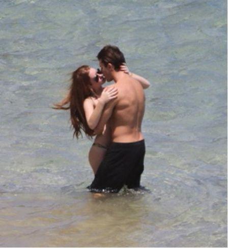 Beijos! Marina Ruy Barbosa e Klebber Toledo namorando na praia