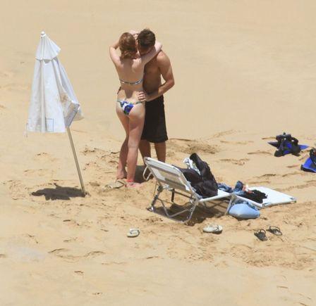 Beijos! Marina Ruy Barbosa e Klebber Toledo namorando na praia