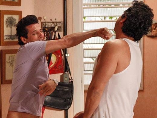 De um lado o delicado Crô (Marcelo Serrado). De outro, o machão e valentão Baltazar (Alexandre Nero). Quem vence?