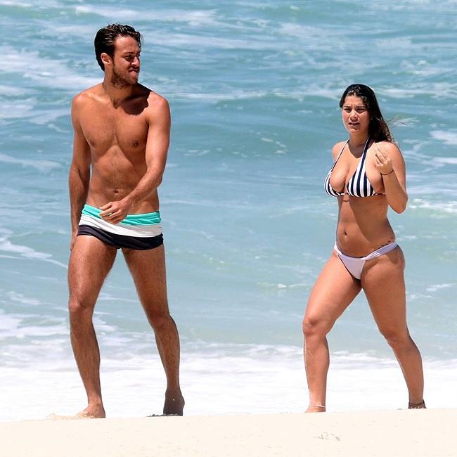 Atriz aproveitou o sol que fez na cidade para curtir o mar