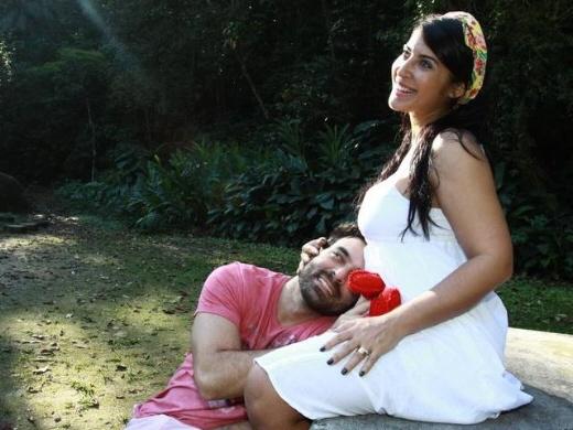 Grávida, Priscila Pires exibe barrigão