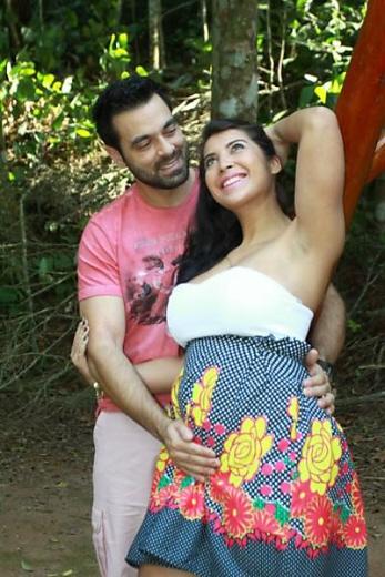 Grávida, Priscila Pires exibe barrigão