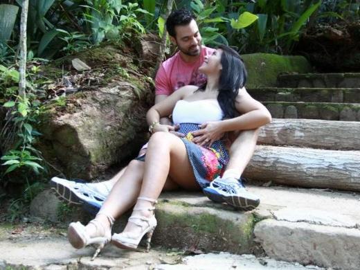 Grávida, Priscila Pires exibe barrigão