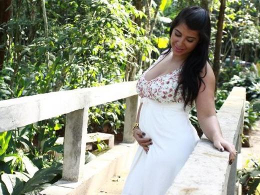 Grávida, Priscila Pires exibe barrigão
