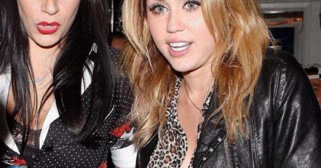 Estrela Miley Cyrus estava sem sutiã em restaurante em Los Angeles; paparazzis de plantão não perdoaram a bela