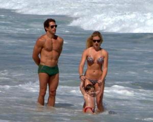 Fiorella Mattheis e Flávio Canto namoram na praia