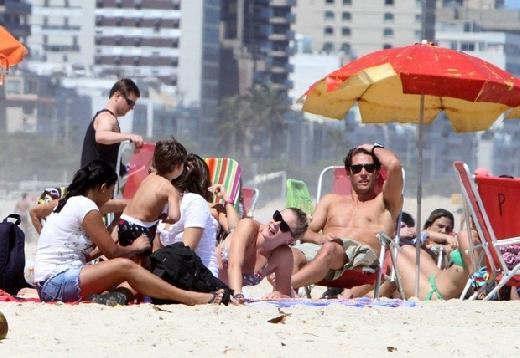 Fiorella Mattheis e Flávio Canto namoram na praia