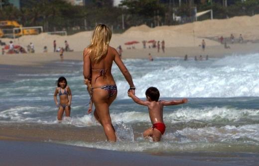 Fiorella Mattheis e Flávio Canto namoram na praia