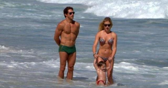Fiorella Mattheis e Flávio Canto namoram na praia (Foto: André Freitas/ AgNews)
