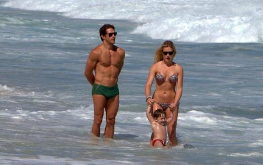 Fiorella Mattheis e Flávio Canto namoram na praia