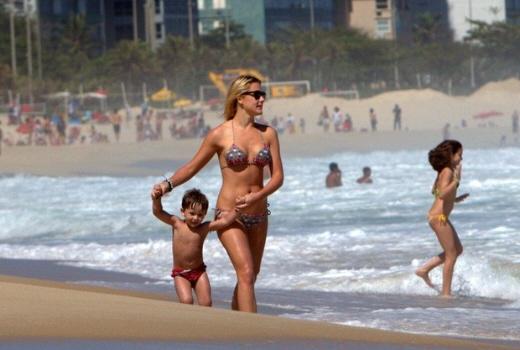 Fiorella Mattheis e Flávio Canto namoram na praia