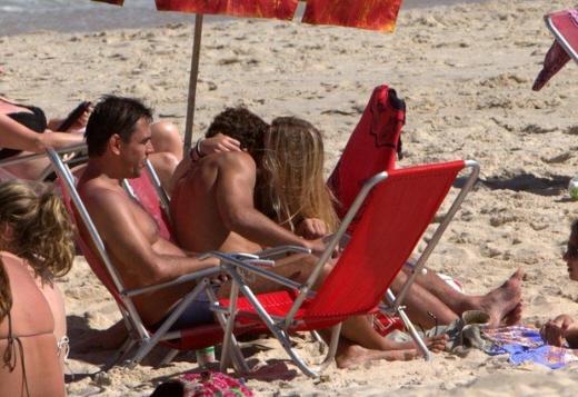Fiorella Mattheis e Flávio Canto namoram na praia