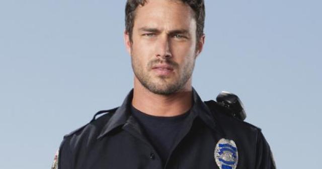 Site americano destaca relacionamento amoroso entre a cantora Lady Gaga e Taylor Kinney; estrela acha ele 'super fofo'