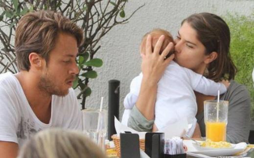 Atriz foi flagrada por paparazzis de plantão neste domingo, em lanchonete no Rio de Janeiro; mamãe namora Renan Abreu