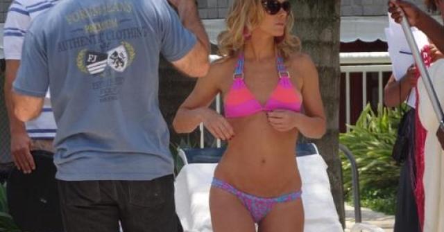 Estrela da novela, Carolina Dieckmann aparece só de biquíni nos próximos capítulos; veja as fotos de Carol na piscina