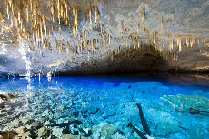 A gruta do Lago Azul é o cartão-postal mais conhecido de Bonito