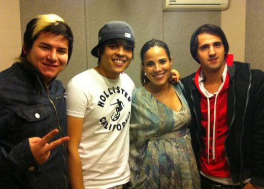 Wanessa Camargo, de barrigão e tudo, foi uma das atrações do novo CD da banda Volk, em gravação em estúdio