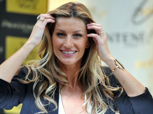 Top model Gisele Bündchen esteve nesta terça-feira no Shopping Eldorado em São Paulo; ela cuida do cabelo em casa!