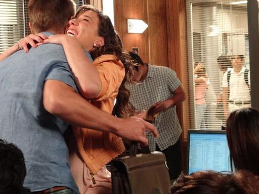 Antenor (Caio Castro) vai ver toda a cena e se morderá de ciúmes da ex-namorada Patrícia (Adriana Birolli) na novela