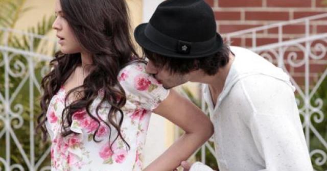 Miss Belezinha (Bruna Marquezine) se excedeu e acabou dormindo com Agenor (Fiuk) na novela Aquele Beijo