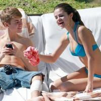 Justin Bieber e Selena Gomez namorando e tirando fotos