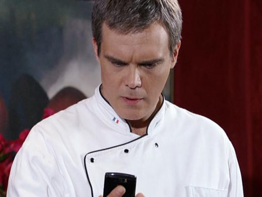 René (Dalton Vigh) está sendo chantageado por Íris após beijar Griselda (Lília Cabral) na novela Fina Estampa, da Globo