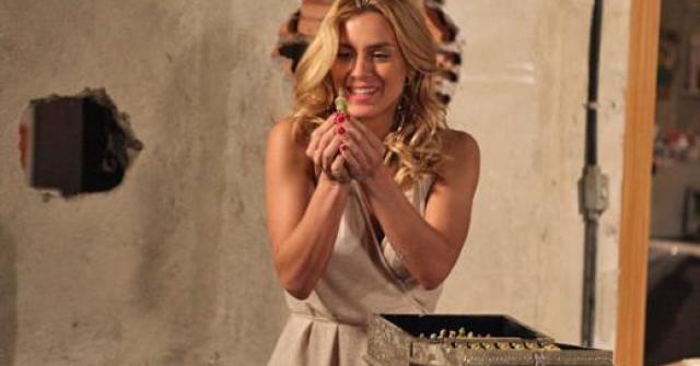 Teodora (Carolina Dieckmann) vai encontrar um tesouro na antiga casa de Griselda (Lília Cabral) na novela Fina Estampa