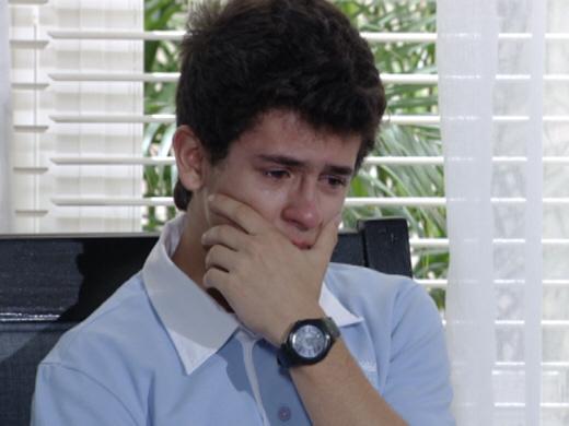 René Junior (David Lucas) vai às lágrimas ao descobrir a separação dos pais René (Dalton Vigh) e Tereza Cristina