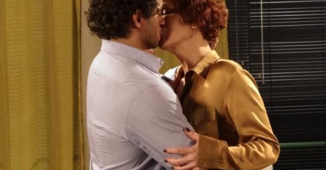 Esther (Julia Lemmertz) e Guaracy (Paulo Rocha) beijando Fina Estampa