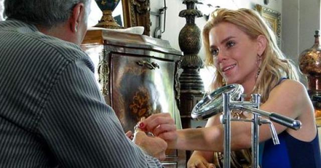 Tesouro encontrado por Teodora (Carolina Dieckmann) na antiga casa de Griselda (Lília Cabral) vale milhões de dólares