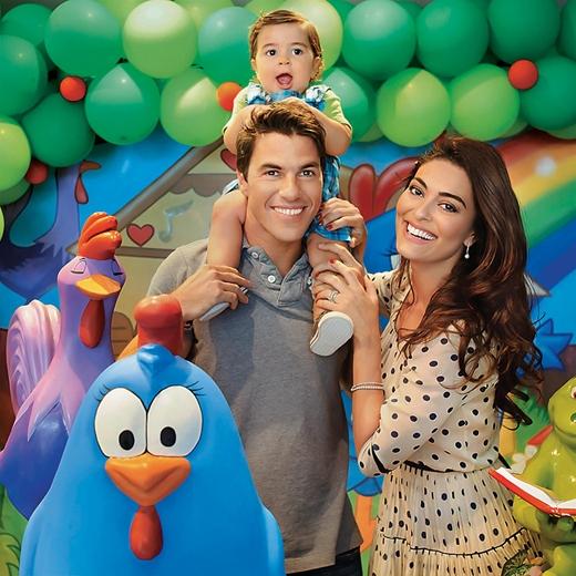 Juliana Paes e Carlos Eduardo Baptista na festa de Pedro