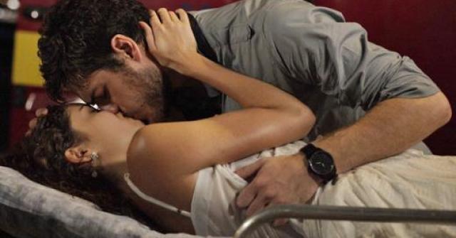 Amália e Rafael beijando Fina Estampa