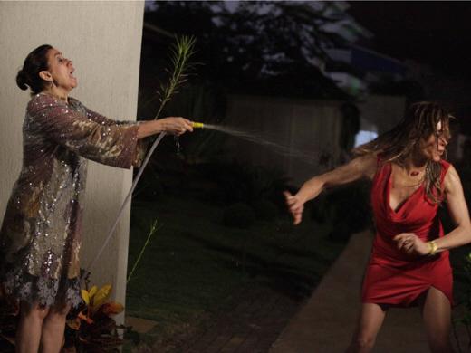 Griselda (Lília Cabral) vai dar um banho de mangueira em Tereza Cristina (Christiane Torloni) na novela Fina Estampa