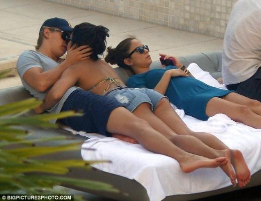 Vanessa Hudgens e Austin Butler estão apaixonados e namorando; casal foi flagrado neste fim de semana em Miami, nos EUA