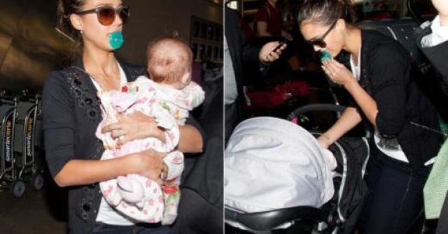 Atriz Jessica Alba passou a Virada do Ano nas praias de Cabo de San Lucas, no México; barriguinha está impecável