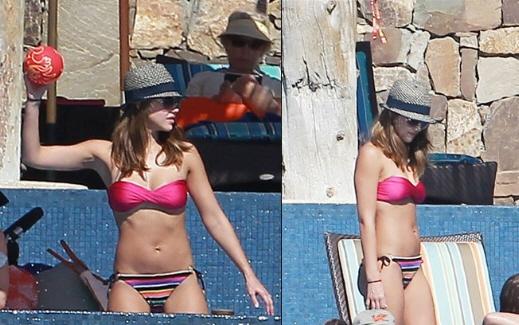 Jessica Alba curte férias no México