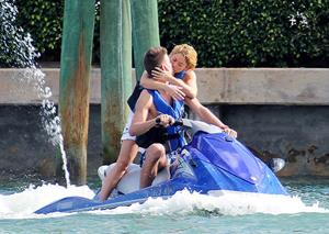 Shakira e Piqué jet ski Miami namorando