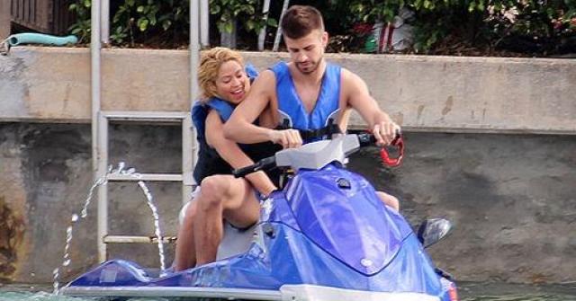 Shakira e Piqué namorando em Miami (Foto: Angel Mora/ The Grosby Group)