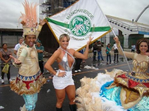 Acredita que a Juju Salimeni quebrou o dedo do pé em ensaio para o Carnaval 2015? Que azar, né?