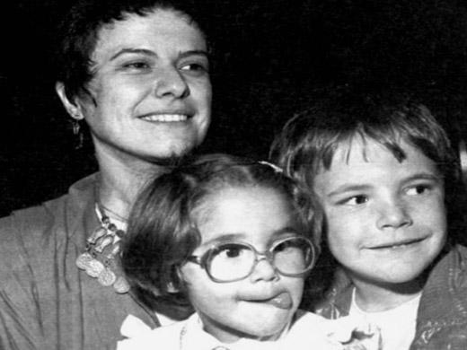 Elis Regina com os filhos Maria Rita e João Pedro