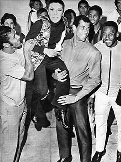 Brito e Carlos Alberto Torres carregam a Elis Regina, observados por Pelé e mais ao fundo Djalma Dias.